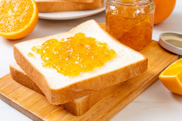 オレンジジャムとパンのスライス
