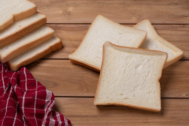 Photo slices bread on the wooden table background