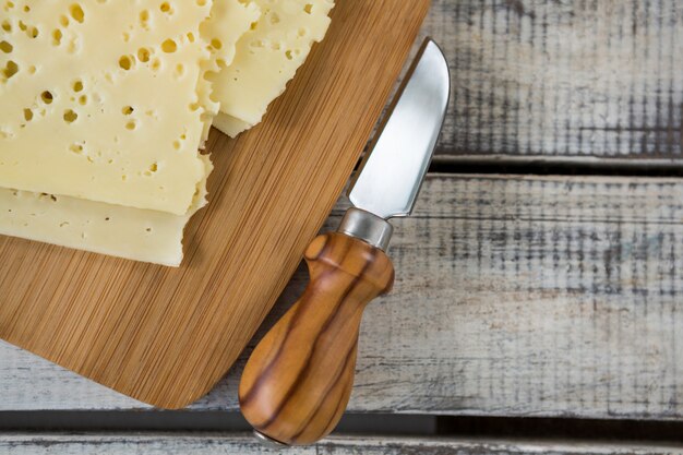 Foto fette di formaggio con coltello