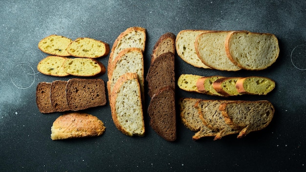 さまざまな種類のパンのスライス ライ麦ふすまとサワー種のパンの盛り合わせ上面図