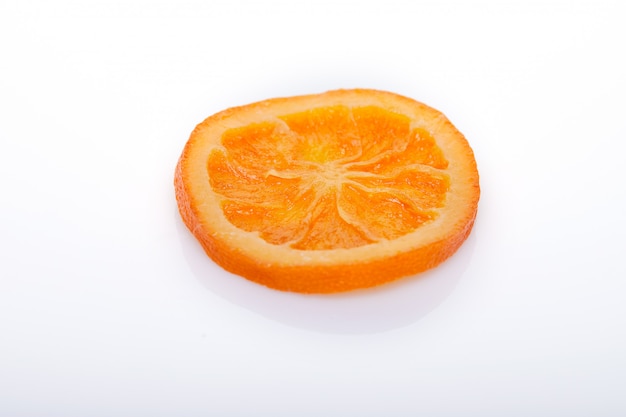 조각 말린 오렌지 또는 귤 흰 벽에 고립. 채식과 건강한 식생활