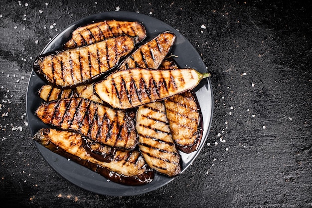 Photo slices of eggplant grilled in a plate