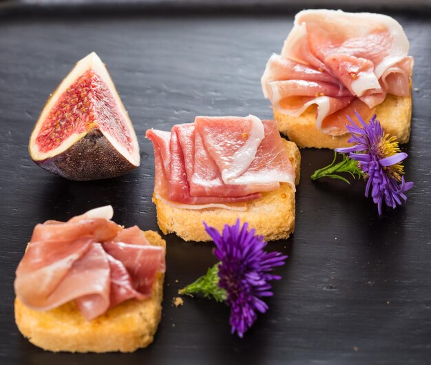 Photo slices of figs in prosciutto