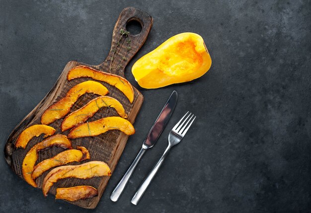 Fette di zucca fritta su un tagliere