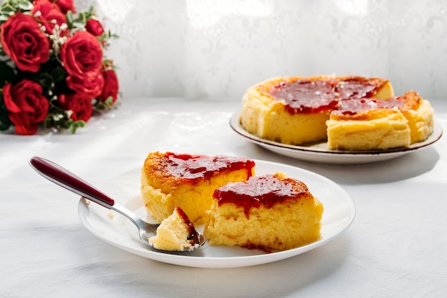 Foto fette di cheesecake fatta in casa molto cremose e decorate con marmellata