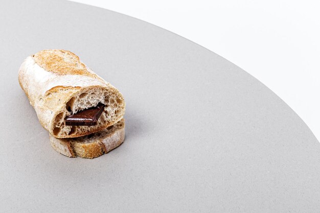 Fette di pane ai semi fatto in casa con una barretta di cioccolato dall'alto