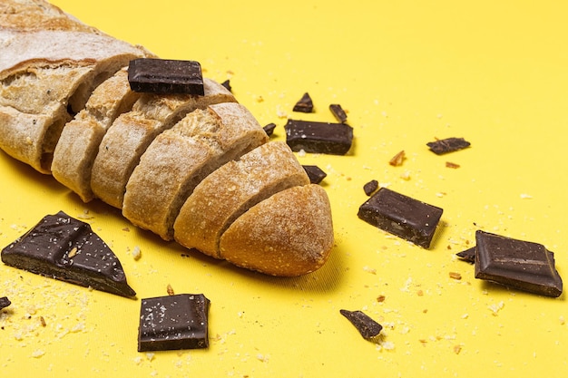 Fette di pane ai semi fatto in casa con una barretta di cioccolato dall'alto