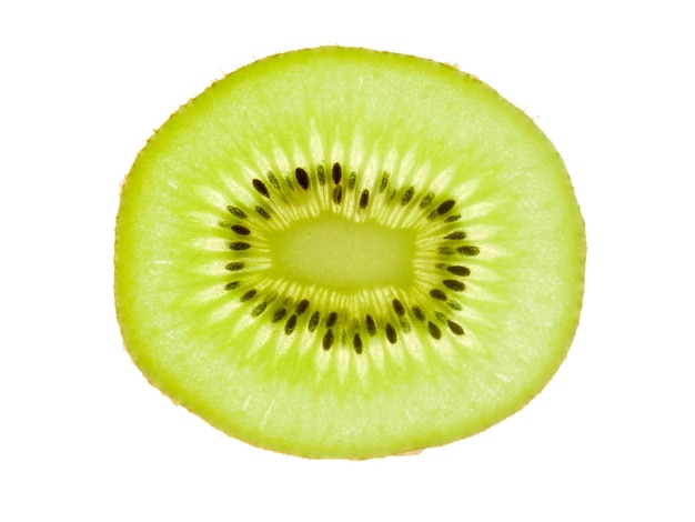 Foto affetta il kiwi isolato su fondo bianco