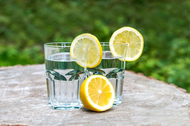 The slices of lemon on a two glasses of water