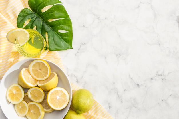 Foto fette di limone con succo di limonata