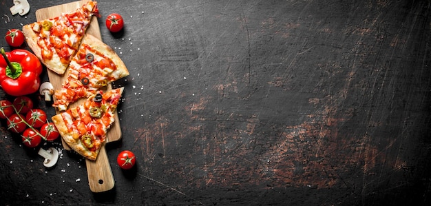 Photo slices of mexican pizza with bell peppers and tomatoes