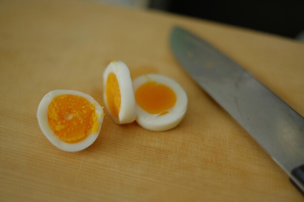 写真 切り板の上でナイフで煮た卵を切る