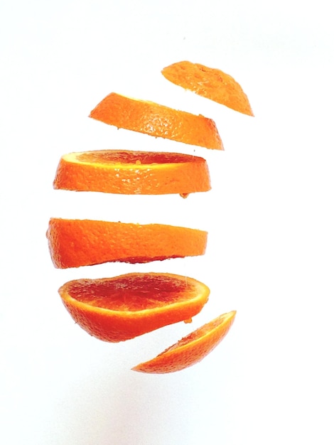Fette di arancione su uno sfondo bianco