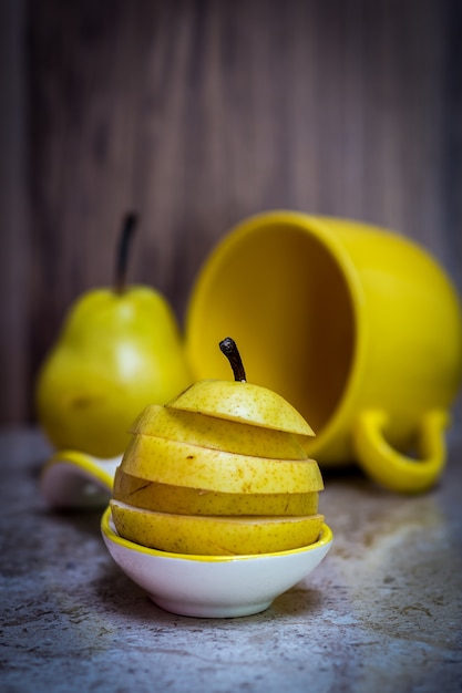 Photo slices of organic fresh pear in the kitchen