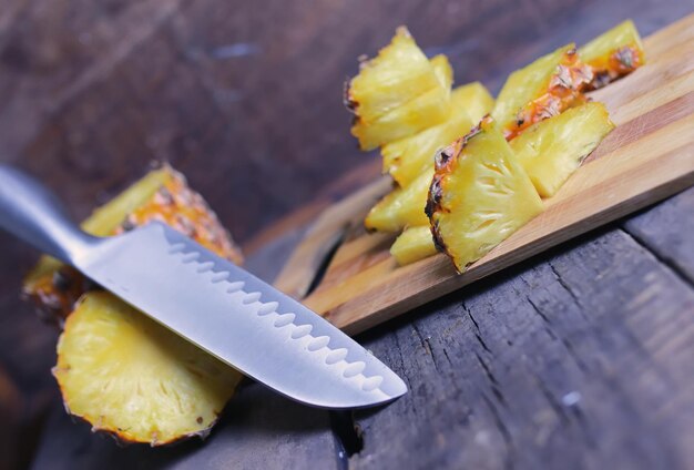 Foto affetta il coltello tagliato a fette di ananas