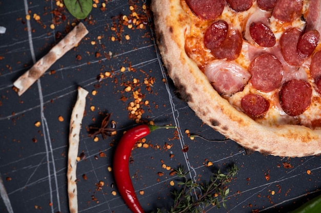 Slices pizza op een rustieke houten dienblad en donkere achtergrond