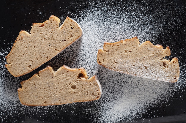 Photo slices of rye bread with flour