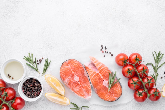 Photo slices of salmon with lemon and tomatoes