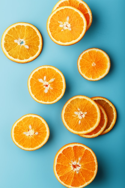 Fette e fette di polpa arancione su un blu luminoso