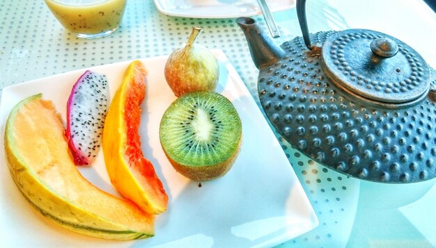 Photo slices of tropical fruit on plate