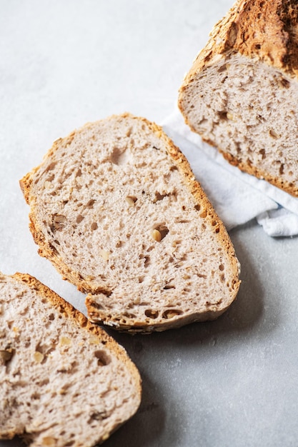 Fette di pane integrale su sfondo grigio primo piano