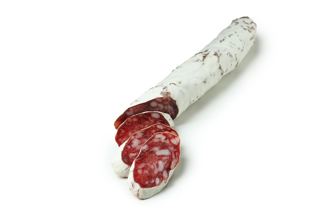 Foto affettare il salame salsiccia isolato su sfondo bianco