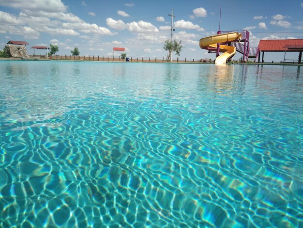 Foto scivola in piscina contro il cielo