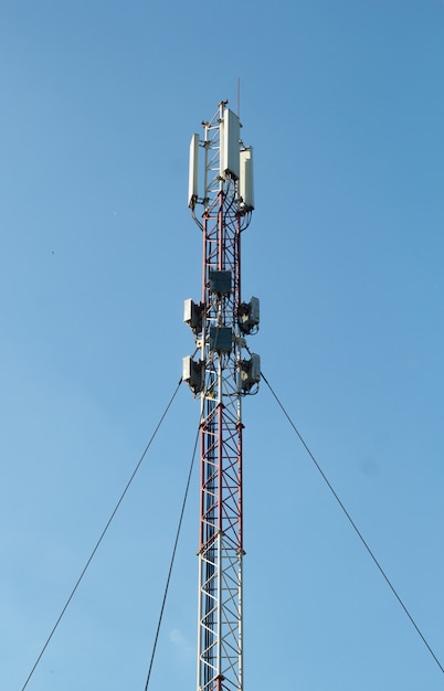 Slim cellulair netwerkantenne basisstation op de telecommunicatiemast.