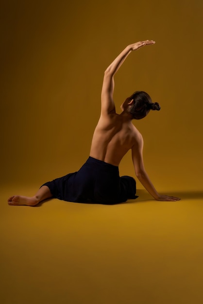 Photo slim girl stretching bending on floor