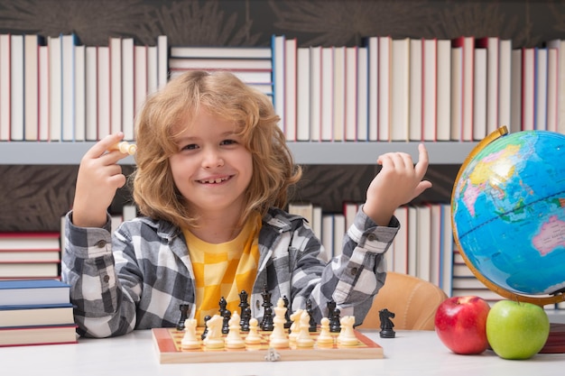 Slim kind dat nadenkt over schaakportret van slim kind met schaakbord