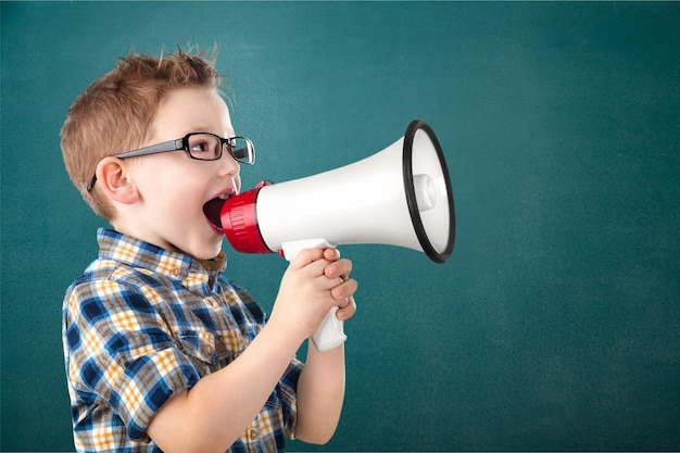 Slim kind jonge jongen op school blackboard achtergrond