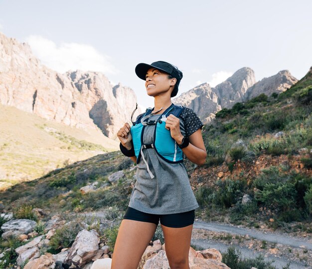 Photo slim middleaged female in sportswear taking a break during hike