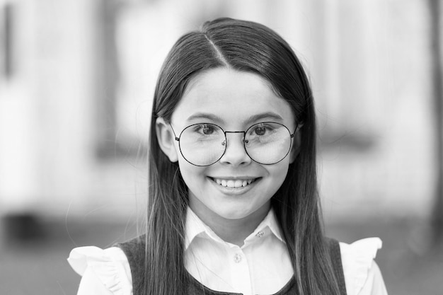 Slim op het eerste gezicht Gelukkig kind draagt een bril buitenshuis Gezichtstest Oogonderzoek Kinderoogheelkunde Modebrillen Trendy bril Visiecorrectie Opticiensalon Schoolonderwijs