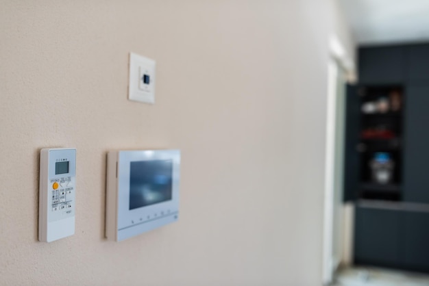 Slim scherm met slimme home-apps aan de muur in moderne woonkamer. Foto van hoge kwaliteit