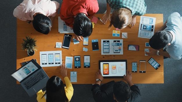 Slim team dat samenwerkt tijdens brainstorming over ux ui design convocation