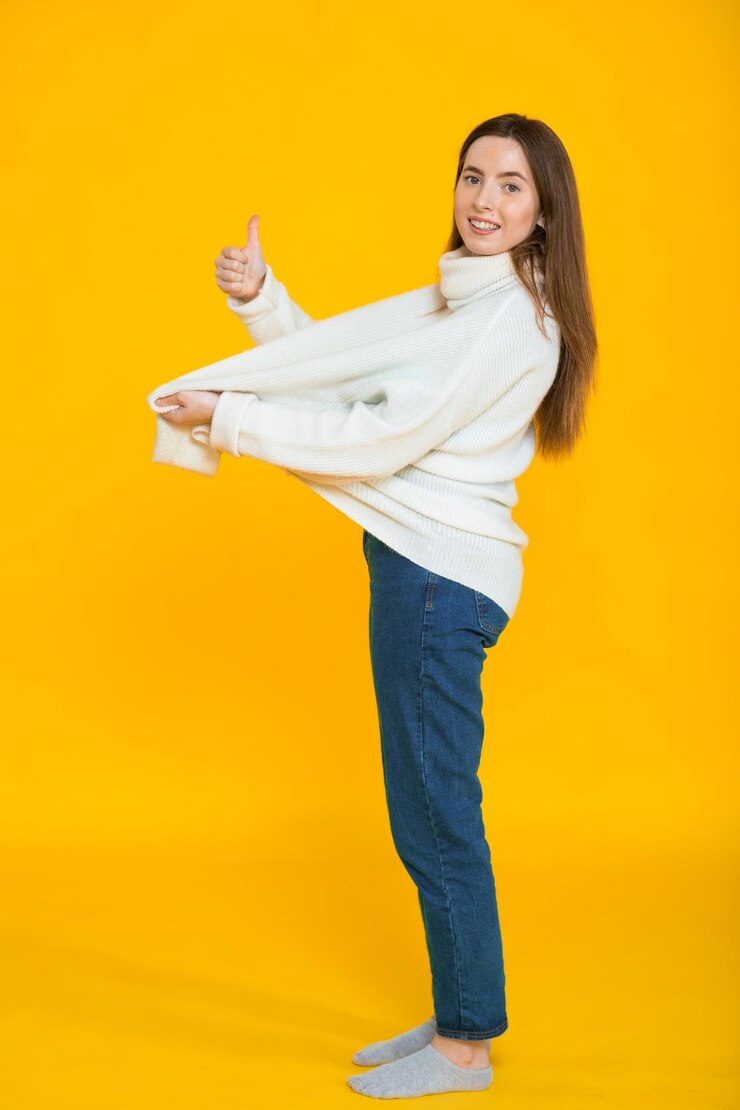 Photo 노란색 배경에 대형 스웨터를 입은 슬림 여성 체중 감소