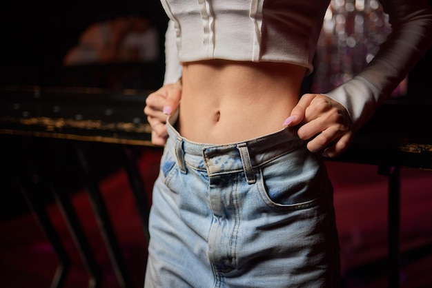 Foto la gente esile della vita della donna mette in primo piano il concetto di fitness e salute