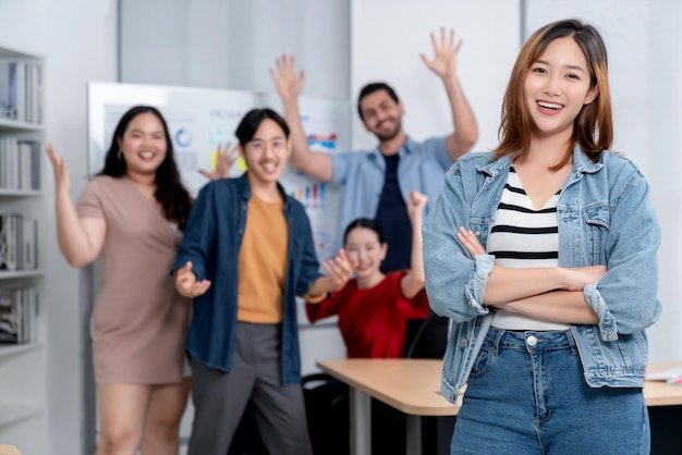 Slimme aziatische startende kleine ondernemer die zelfverzekerd portret staat met vrienden, partner, informele vergadering, brainstorm met whiteboard en zakelijke financiële papieren grafiekanalyse op kantoorachtergrond