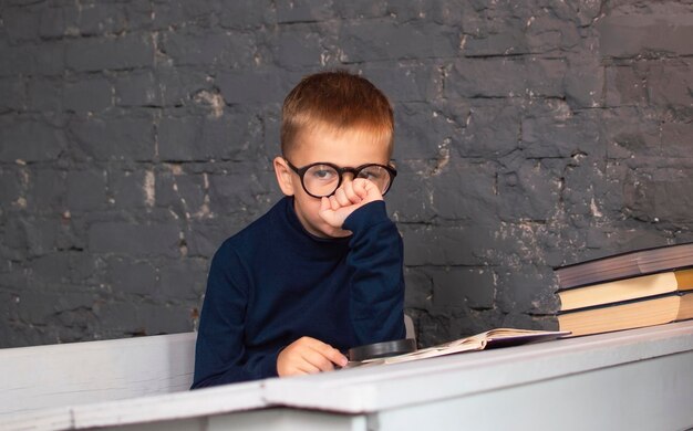 Foto slimme basisschoolleerling denken en huiswerk oplossen terug naar school concept van onderwijs