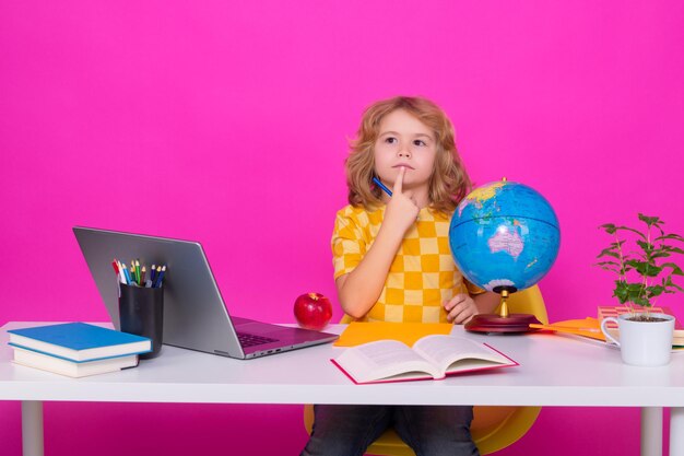 Slimme blanke school jongen kind leerling student gaat terug naar school Schoolkind geïsoleerd op rood roze studio achtergrond