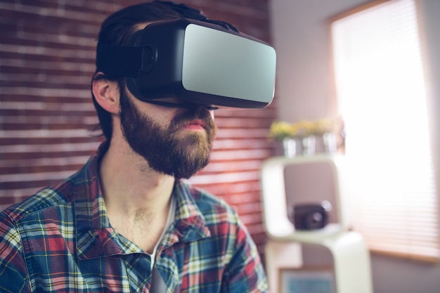 Slimme creatieve zakenman die 3D videoglazen draagt