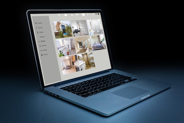 Slimme domotica-app-interface op laptop om huis te besturen met kunstmatige intelligentie.