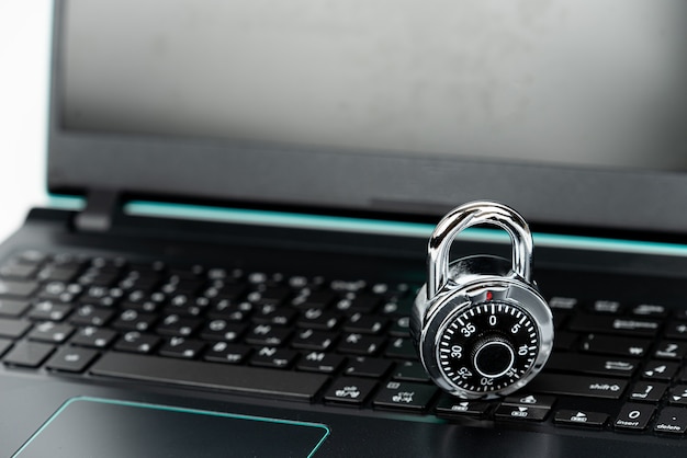 Slimme hackers Onveilige dagelijkse laptops