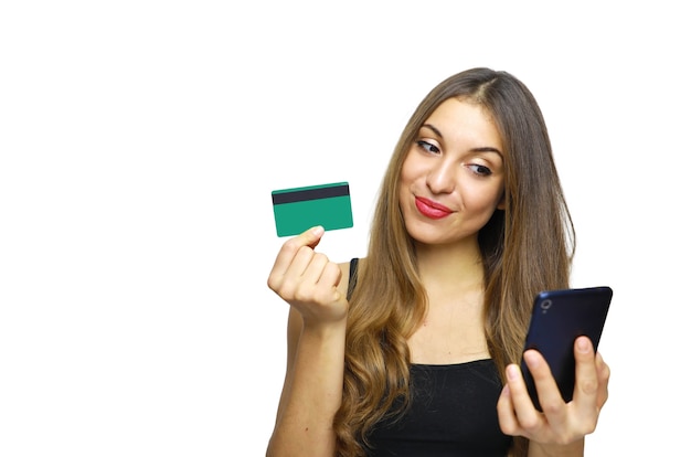 Slimme jonge vrouw met behulp van een creditcard om online te betalen