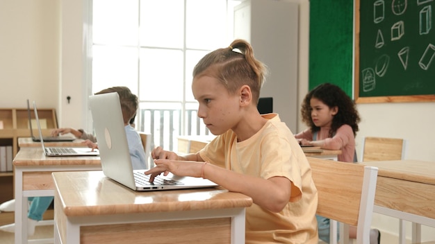 Slimme jongen gebruikt laptop om AI te genereren door te coderen engineering prompt Pedagogie