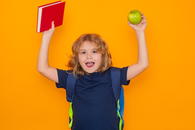 Slimme kind slimme school jongen schooljongen met boek geïsoleerd op gele achtergrond basisschool ki