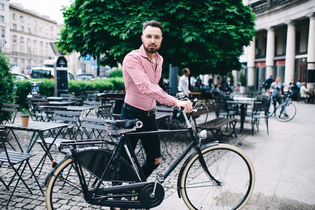 Slimme mannen fietsen in de stad