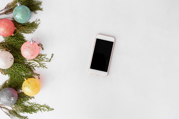 Slimme mobiele telefoonweergave op tafel. Kersttijd.