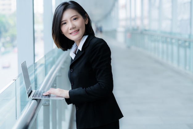 slimme mooie Aziatische vrouw met laptop