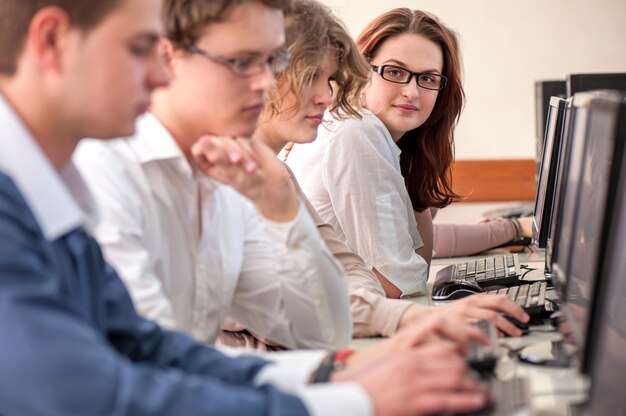 Slimme schoolmeisjezitting door computer